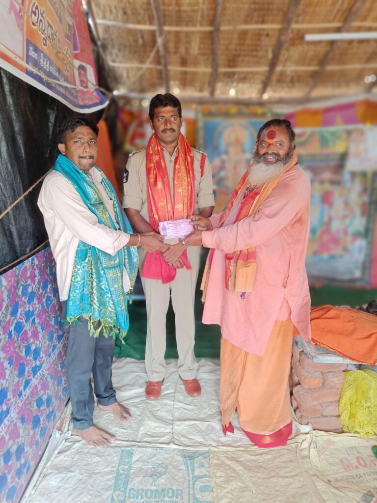 హనుమాన్ విగ్రహానికి విరాళం…