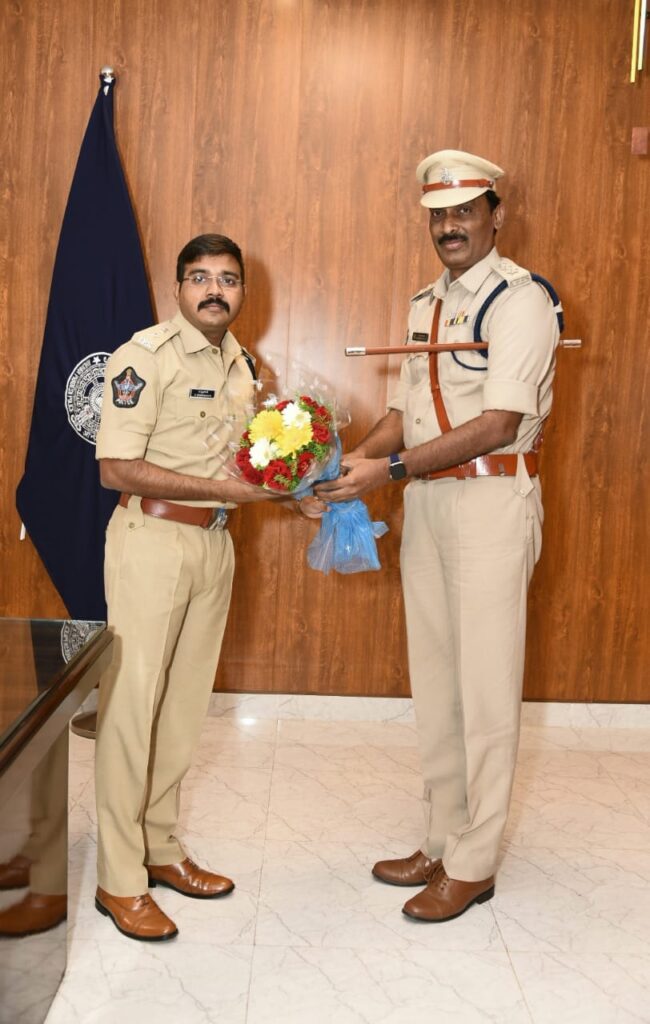 కర్నూలు జిల్లా ఎస్పీని మర్యాదపూర్వకంగా కలిసిన …  పత్తికొండ సబ్ డివిజన్ డిఎస్పీ .