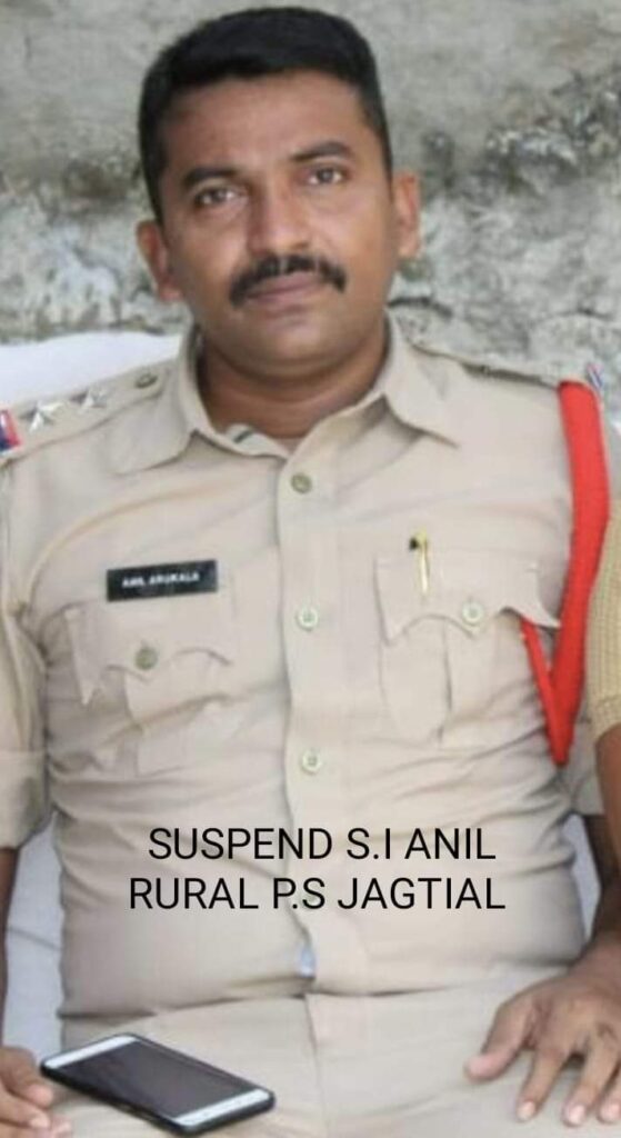 సీటు కోసం ఆడవాళ్ల మధ్య గొడవ.. ఎస్సై పై కేసు నమోదు