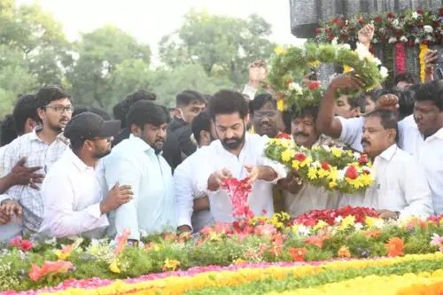 ఎన్టీఆర్ నివాళులర్పించిన జూనియర్ ఎన్టీఆర్..