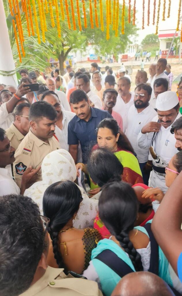 ప్రోటకాలు పాటించండి టీడీపీ నాయకుల ధర్నా.