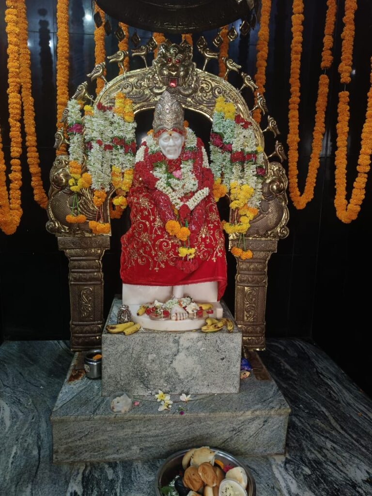 అభిషేకం నిర్వహించేందుకు వెండి పరికరాలు బహుకరణ..