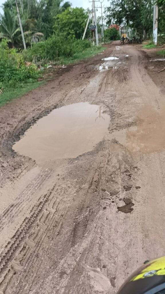 మా రోడ్డు బాగు చెయ్యండి సారు అంటున్న రైతులు