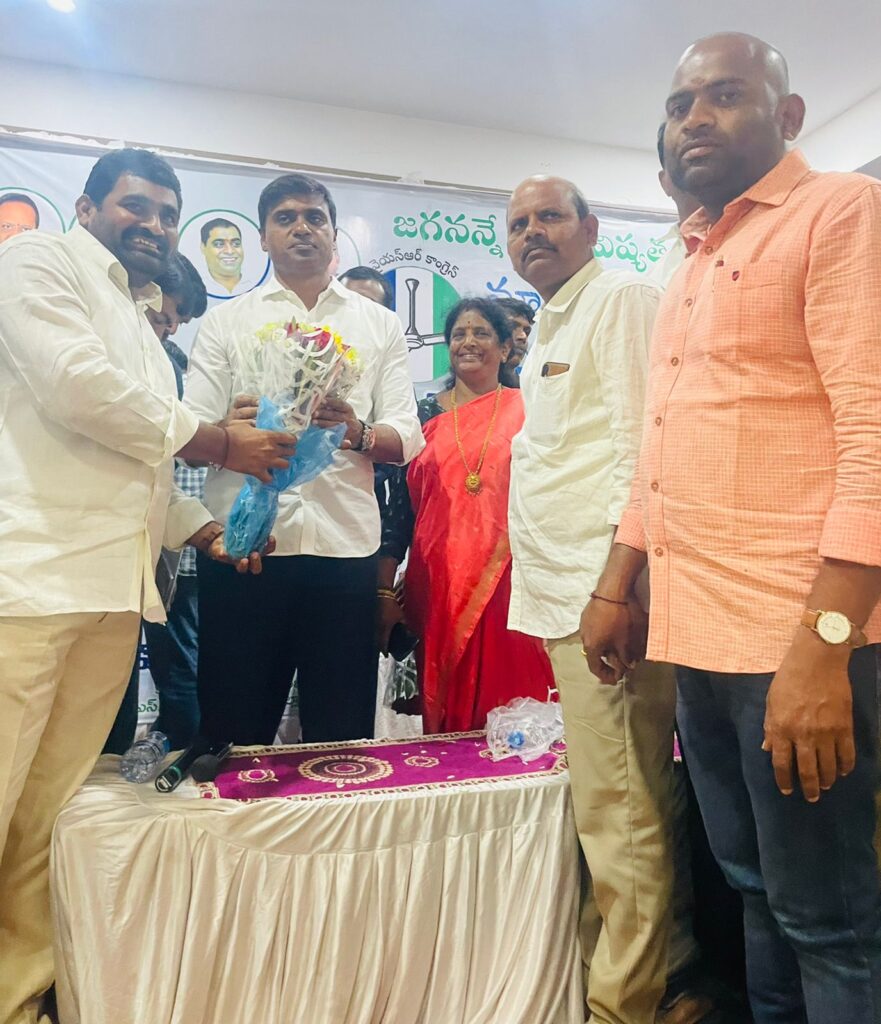 మిధున రెడ్డిని కలిసిన కోటనందూరు మండల వైఎస్ఆర్సిపి నాయకులు..