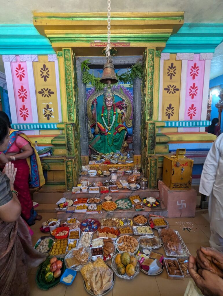 యానం పోలేరమ్మ మహాలక్ష్మమ్మ అమ్మవార్లకు సారె  సమర్పణ.