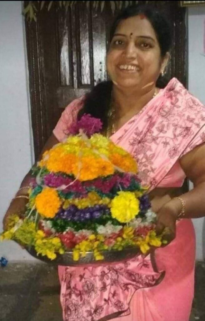 ముందుకు వచ్చింది మన బతుకమ్మ..!