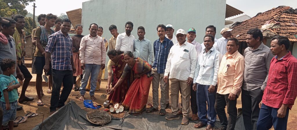 చామగేడ్డలో సిసి రోడ్డు పనులను ప్రారంభించిన ప్రజా ప్రతినిధులు