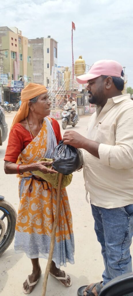 మానసిక వికలాంగుల మధ్య పుట్టినరోజు వేడుకలు