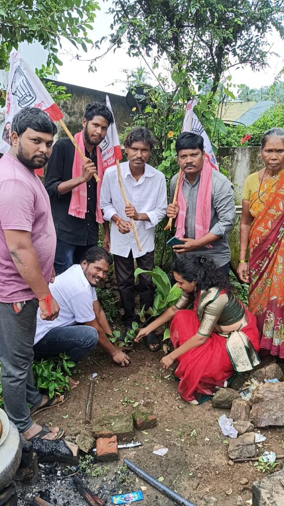 ఊరు వాడ డిప్యూటీ సీఎం పవన్ కళ్యాణ్ పుట్టినరోజు వేడుకలు  కేక్ కట్ చేసి మొక్కల నాటి చీరలు పంపిణీ చేసిన జనసైనికులు