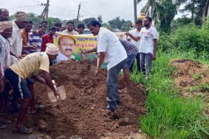 అయ్యన్న జన్మదిన సందర్భంగా రోడ్డు శ్రమదానం చేస్తున్నకూండ్రపు