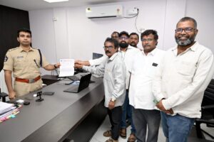 నకిలీ విలేకరుల ఆట కట్టించండి