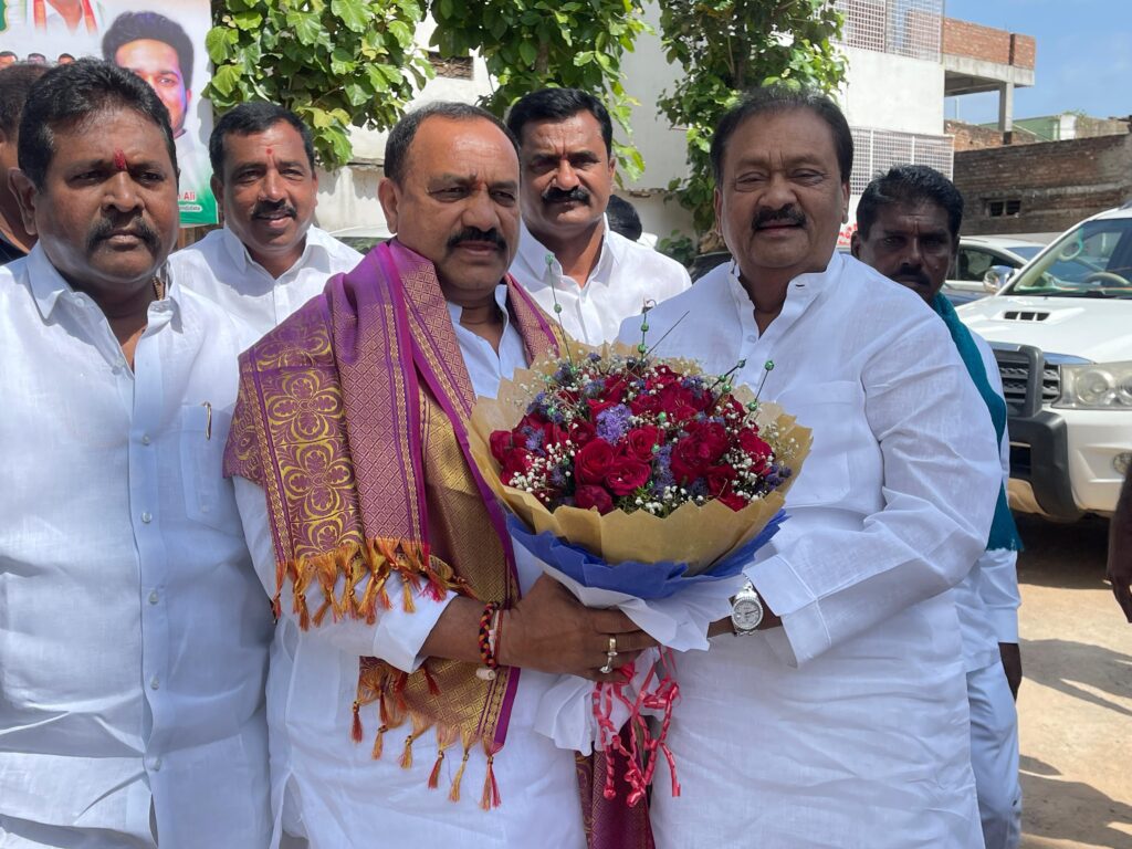 టిపిసిసి అధ్యక్షుడు మహేష్ కుమార్ గౌడ్ సన్మానించిన రాష్ట్ర ప్రభుత్వం సలహాదారుడు షబ్బీర్ అలీ…