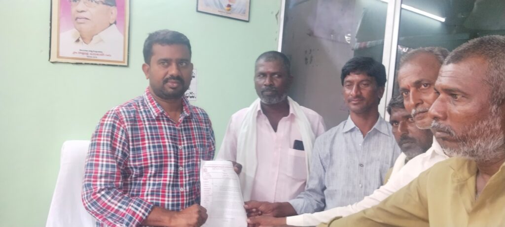 మున్సిపల్ కమిషనర్ మహేష్ కి సమ్మె నోటీస్ ఇచ్చిన ఎల్లారెడ్డి మున్సిపల్ సిఐటియు అధ్యక్షులు వెంకటేష్