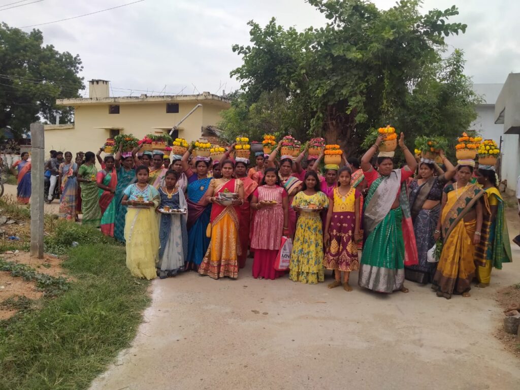 మహాలక్ష్మి దేవి లకు బోనాల సమర్పణ…