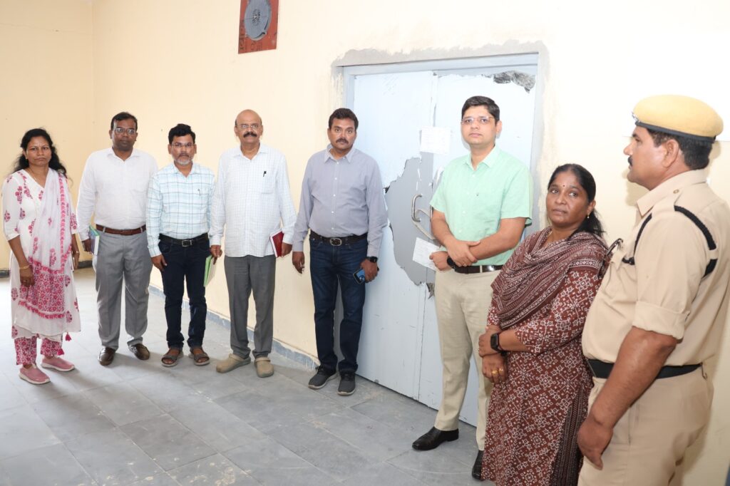 ఈవీఎం గోదామును పరిశీలించిన కామారెడ్డి జిల్లా కలెక్టర్…