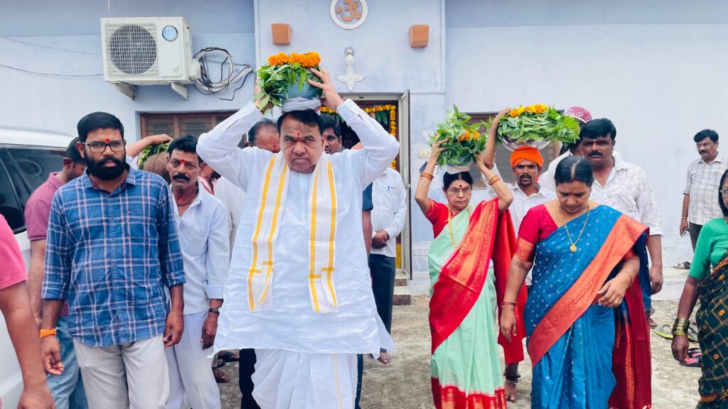 సతీ సమేతంగా నల్ల పోచమ్మ కు తన స్వగ్రామం లో బోనం సమర్పించిన పోచారం దంపతులు…