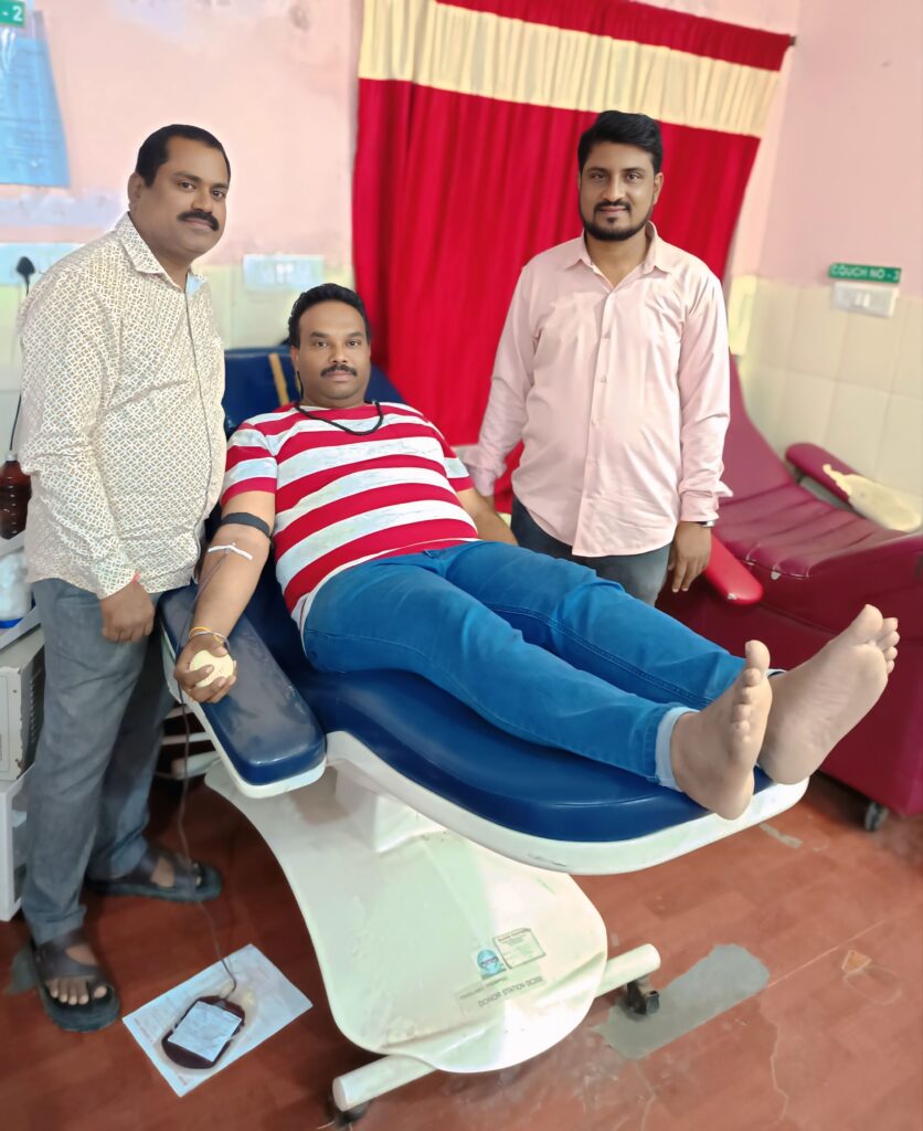 77 వ సారి రక్తదానం చేసిన డాక్టర్ బాలు..
