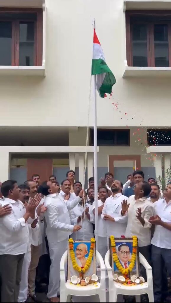 జాతీయ జెండాను ఎగరవేసిన మాజీ ఎమ్మెల్యే గంప…