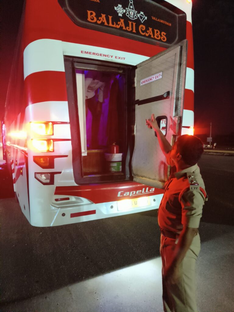 ప్రైవేట్ ట్రావెల్స్‌పై పోలీసులు ఆకస్మిక తనిఖీలు