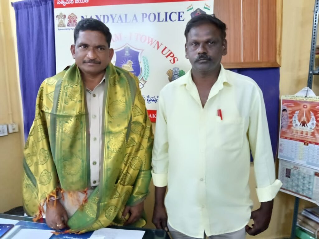 నూతన బాధ్యతలు స్వీకరించిన సర్కిల్ ఇన్సెక్టర్ను మర్యాదపూర్వకం కలిసిన మీడియా మిత్రులు 