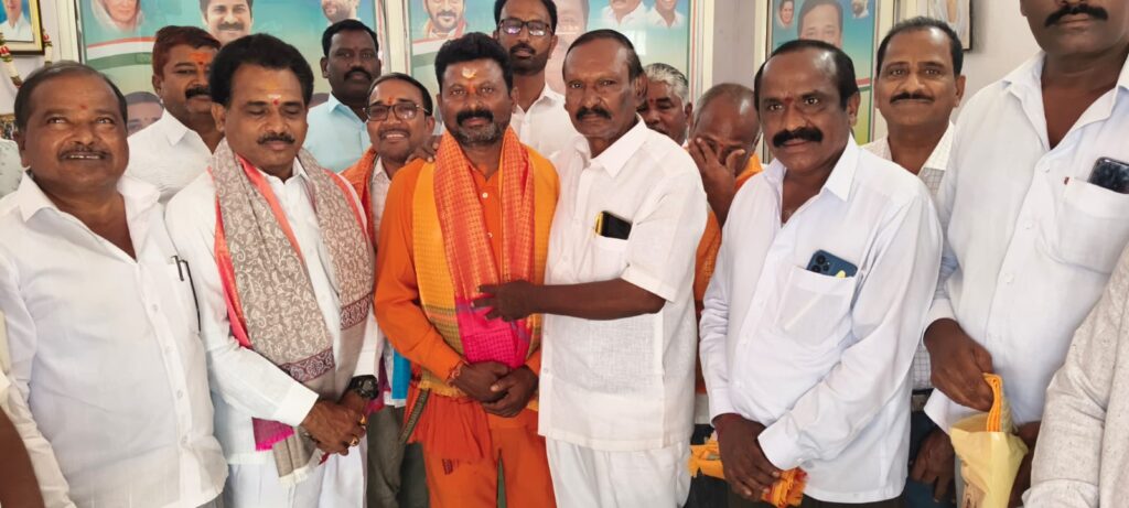 జిల్లా కాంగ్రెస్ నాయకులను సన్మానించిన కాంగ్రెస్ పార్టీ సీనియర్ నాయకులు…