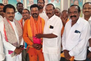 జిల్లా కాంగ్రెస్ నాయకులను సన్మానించిన కాంగ్రెస్ పార్టీ సీనియర్ నాయకులు…