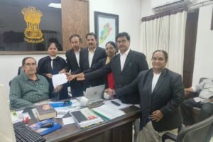న్యాయవాద వృత్తిలో యువతకు భరోసా కల్పించండి: కలెక్టర్‌కు వినతిపత్రం అందజేసిన విశాఖపట్నం బార్ అసోసియేషన్.