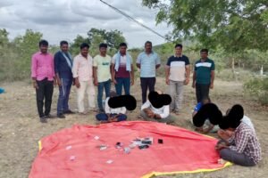 కోతముక్కపేకాటపై పోలీసుల దాడి